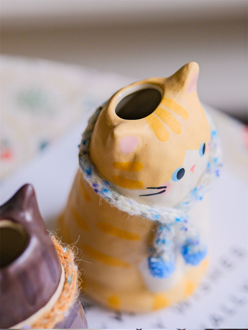 Cute Cat‑Shaped Ceramic Flower Vase, Hand‑Painted Kitten Vase with Detachable Knitted Pom‑Pom Scarf, Decorative Tabletop Vase for Fresh & Dried Flowers