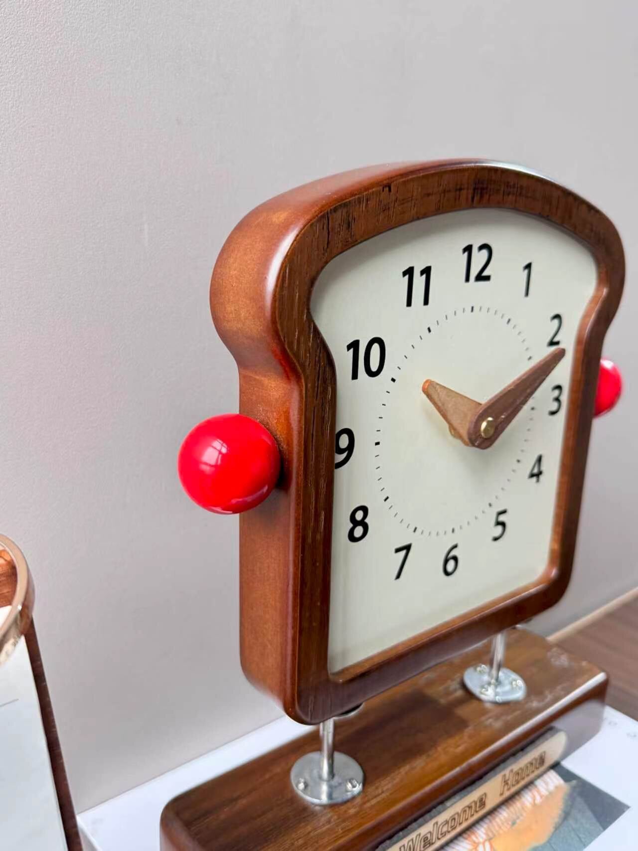 Cute Toast-Shaped Desk Clock, Silent Non-Ticking Table Clock, Whimsical Kitchen/Bedroom Decor
