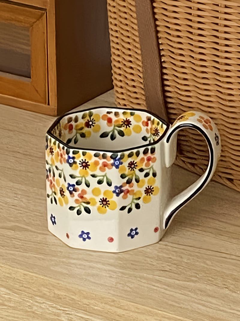 Retro Hand-Painted Flower Ceramic Mug: A Charming Addition to Your Kitchen