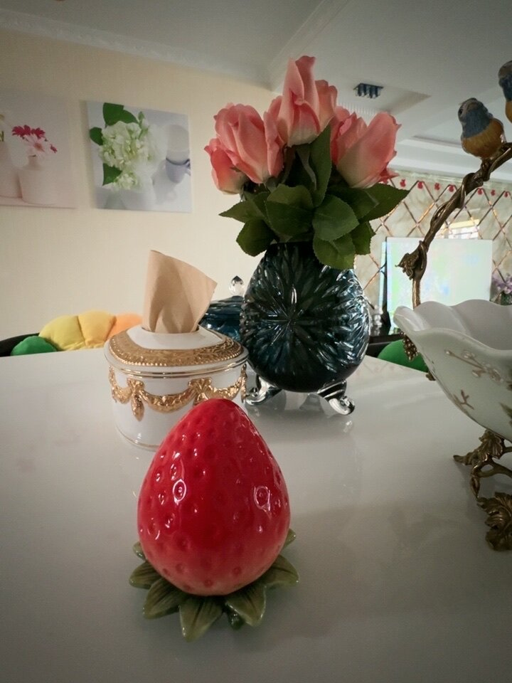 Beautiful Strawberry Shaped Ceramic Toothpick Holder, Fruit Toothpick Dispenser, Cute Glossy Ceramic Kitchen Counter Decor Organizer