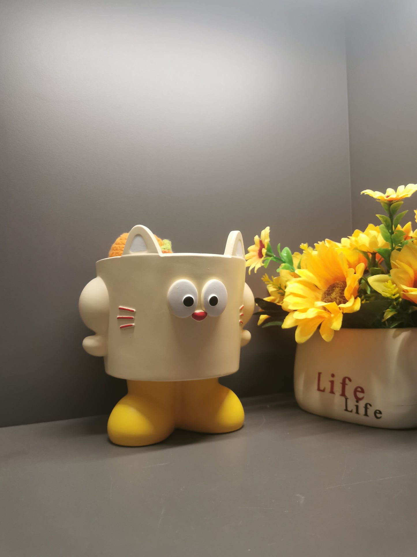 Cute big-eyed cat desktop storage box, office organization decoration idea