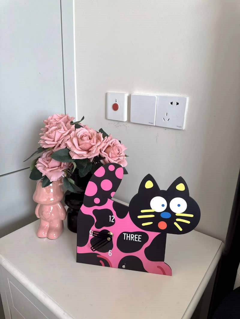 Cute cartoon cat silent table clock, office children's room decoration,holiday gifts
