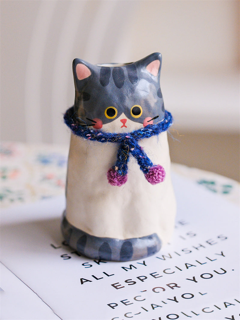 Cute Cat‑Shaped Ceramic Flower Vase, Hand‑Painted Kitten Vase with Detachable Knitted Pom‑Pom Scarf, Decorative Tabletop Vase for Fresh & Dried Flowers