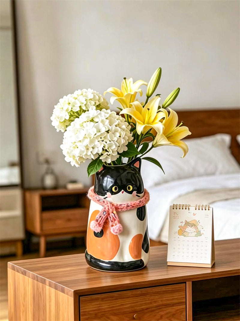 Cute Cat‑Shaped Ceramic Flower Vase, Hand‑Painted Kitten Vase with Detachable Knitted Pom‑Pom Scarf, Decorative Tabletop Vase for Fresh & Dried Flowers