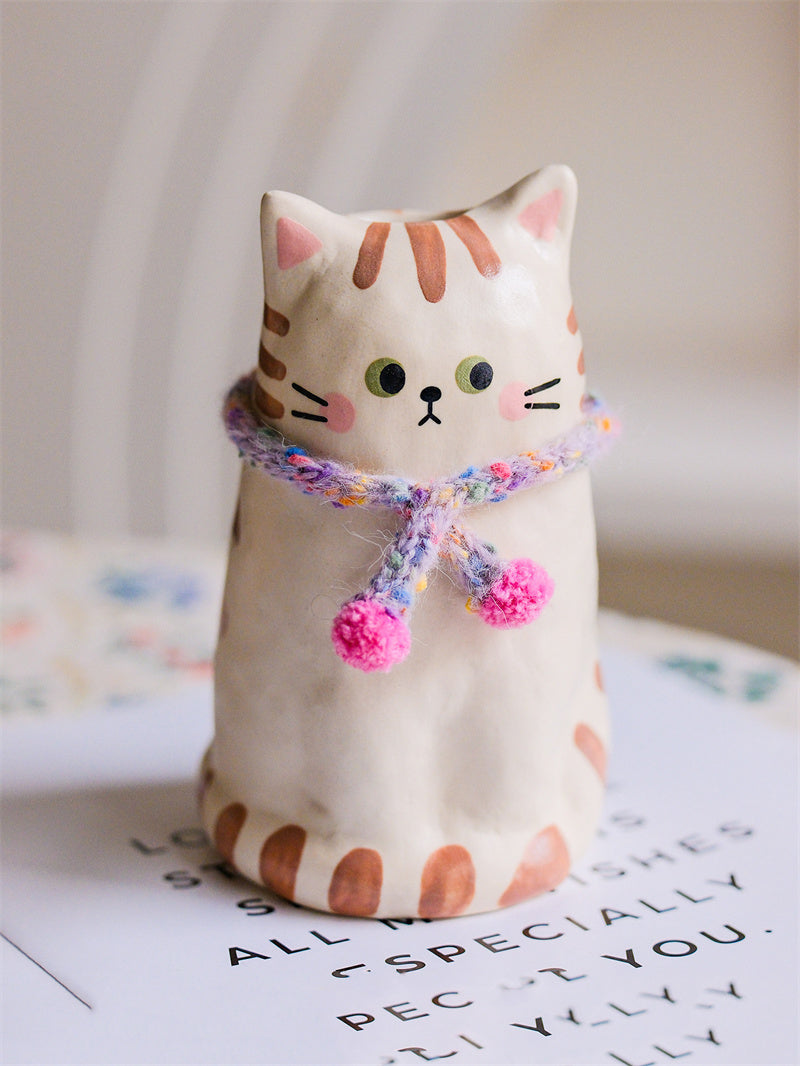 Cute Cat‑Shaped Ceramic Flower Vase, Hand‑Painted Kitten Vase with Detachable Knitted Pom‑Pom Scarf, Decorative Tabletop Vase for Fresh & Dried Flowers