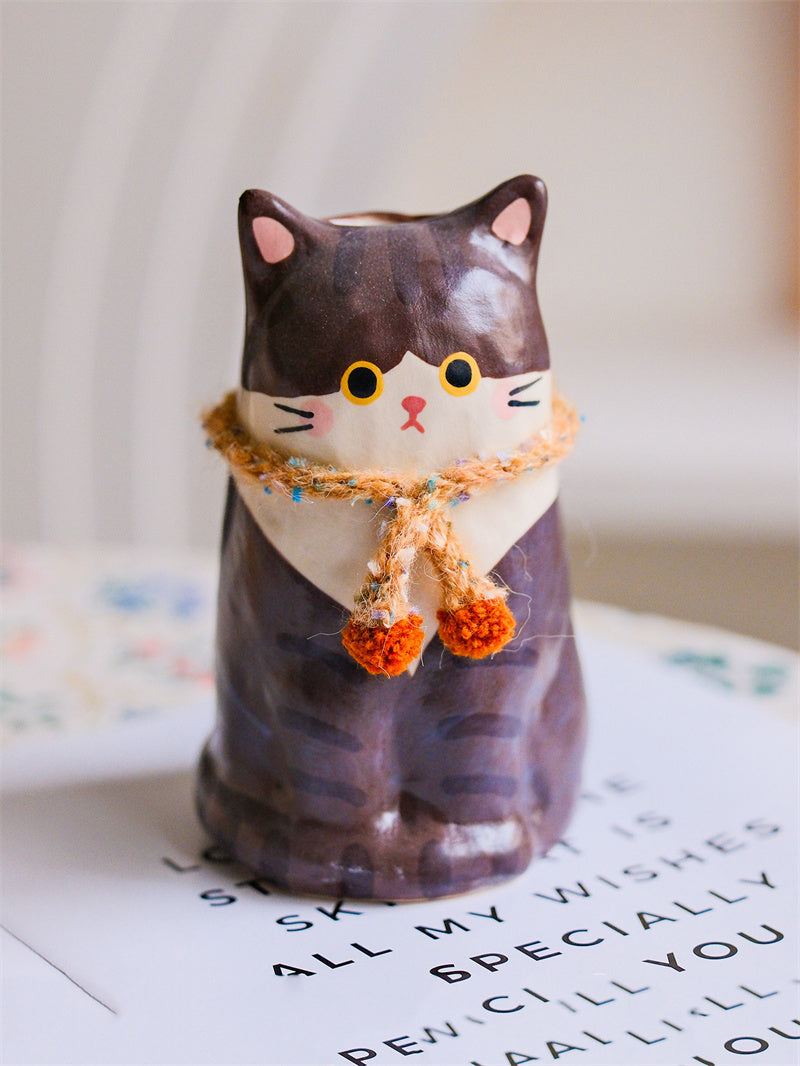 Cute Cat‑Shaped Ceramic Flower Vase, Hand‑Painted Kitten Vase with Detachable Knitted Pom‑Pom Scarf, Decorative Tabletop Vase for Fresh & Dried Flowers