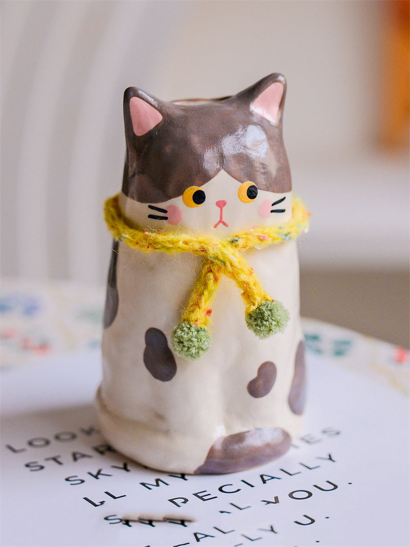 Cute Cat‑Shaped Ceramic Flower Vase, Hand‑Painted Kitten Vase with Detachable Knitted Pom‑Pom Scarf, Decorative Tabletop Vase for Fresh & Dried Flowers