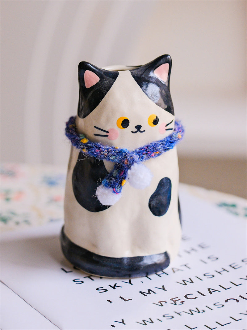 Cute Cat‑Shaped Ceramic Flower Vase, Hand‑Painted Kitten Vase with Detachable Knitted Pom‑Pom Scarf, Decorative Tabletop Vase for Fresh & Dried Flowers