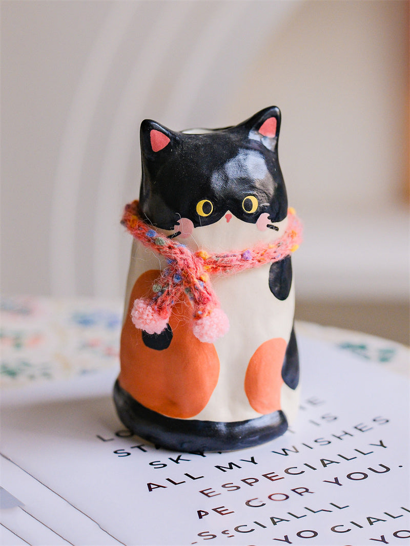 Cute Cat‑Shaped Ceramic Flower Vase, Hand‑Painted Kitten Vase with Detachable Knitted Pom‑Pom Scarf, Decorative Tabletop Vase for Fresh & Dried Flowers