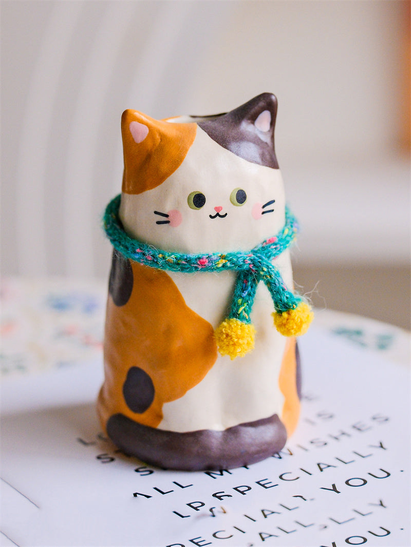 Cute Cat‑Shaped Ceramic Flower Vase, Hand‑Painted Kitten Vase with Detachable Knitted Pom‑Pom Scarf, Decorative Tabletop Vase for Fresh & Dried Flowers