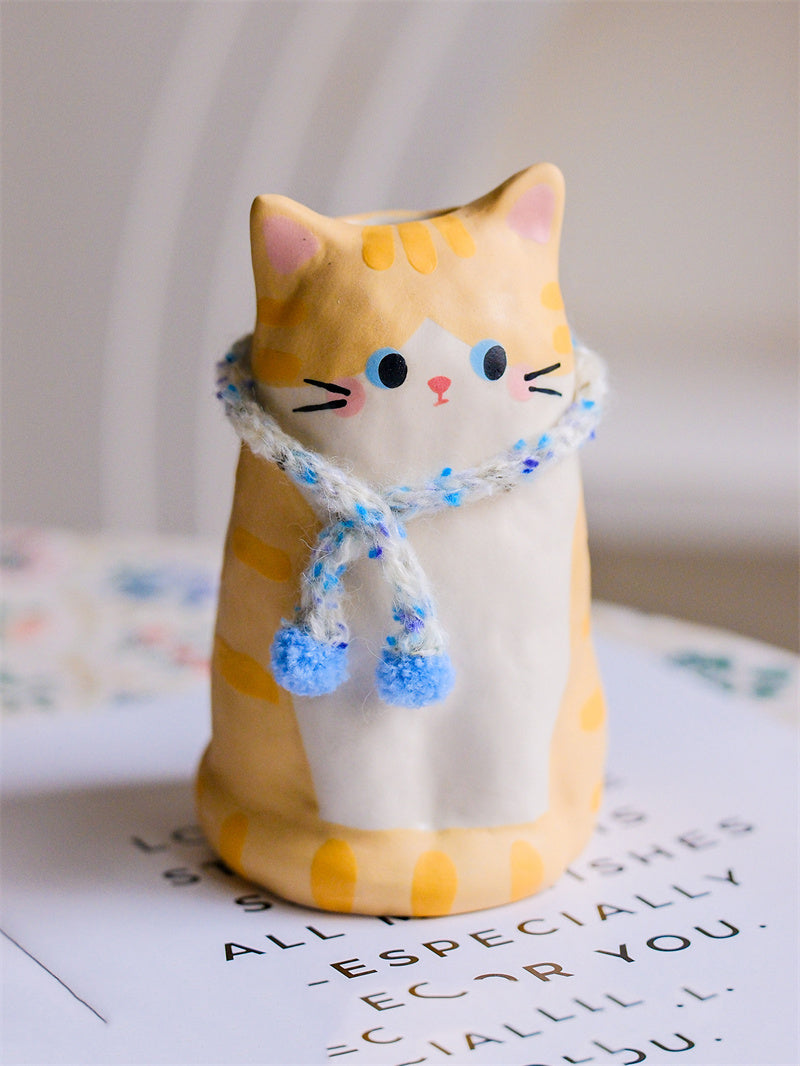 Cute Cat‑Shaped Ceramic Flower Vase, Hand‑Painted Kitten Vase with Detachable Knitted Pom‑Pom Scarf, Decorative Tabletop Vase for Fresh & Dried Flowers