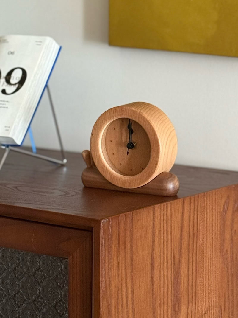 Cute Snail Shaped Solid Wood Clock, Dual-Tone Beech Wood Silent Desk Clock, Lovely Decorative Gift for Bedroom Nursery Office