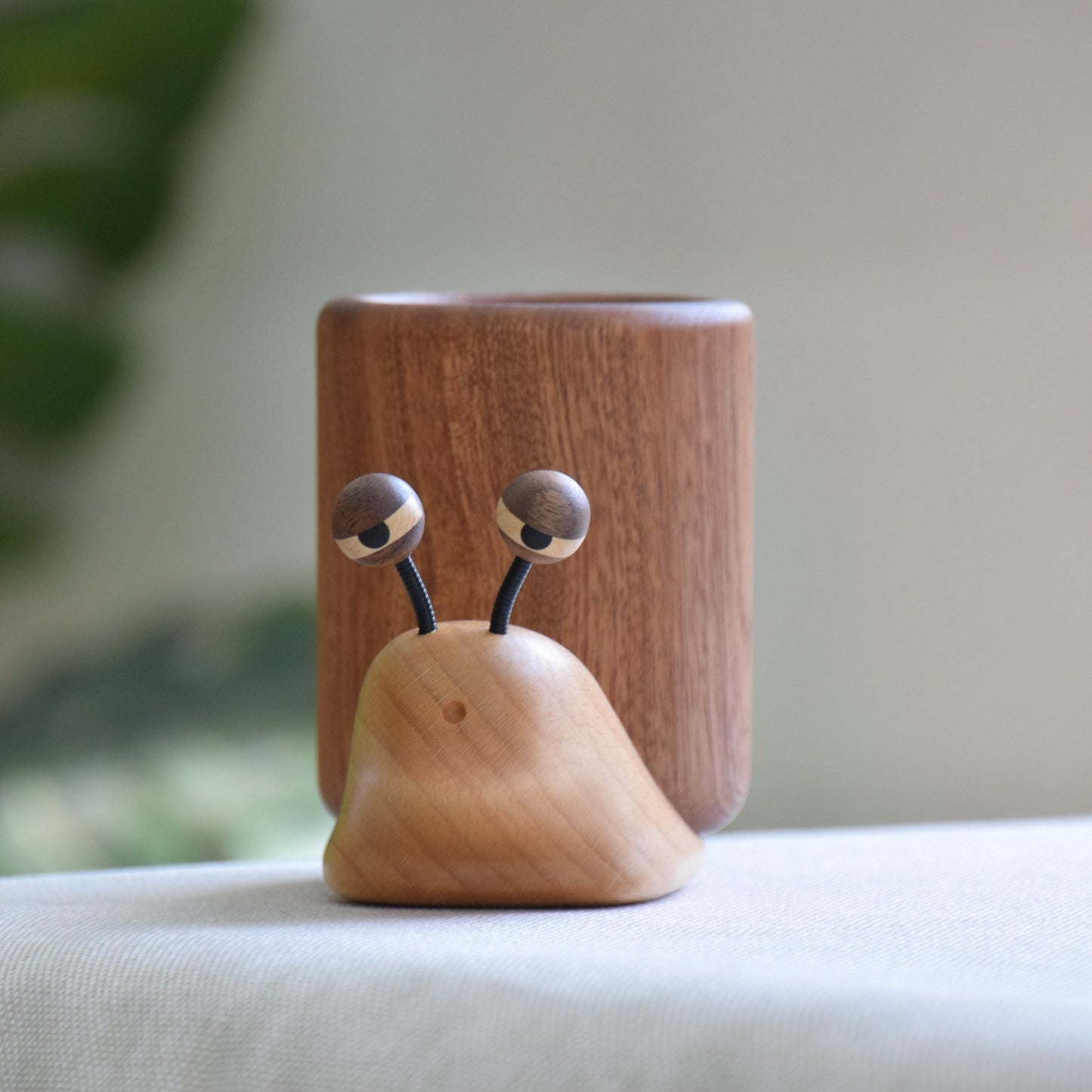 Cute Snail Solid Wood Pen Holder, Two-Tone Natural Hardwood Detachable Pencil Cup, Minimalist Rustic Wooden Desktop Stationery Organizer